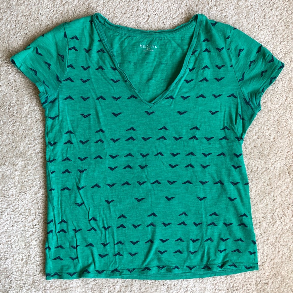 ❤️3 for $20❤️ Mossimo Geometric V Neck Tee